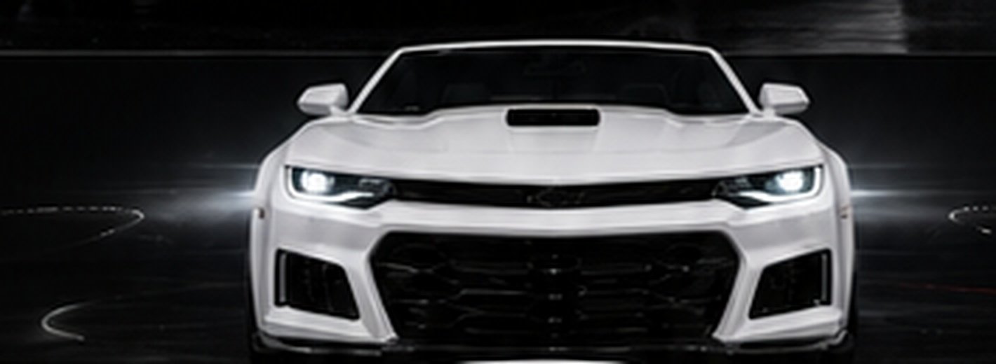 Camaro branco em ambiente cinematográfico